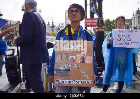 London, Großbritannien. 7.. September 2022. Anti-Liz Truss und Anti-Tory-Demonstranten versammelten sich vor dem Parlament, als Truss sich ihrer ersten Fragestunde um PMQ gegenübersah. Kredit: Vuk Valcic/Alamy Live Nachrichten Stockfoto