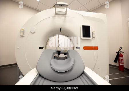 Bei einer computergestützten Tomographie (CT) werden Röntgenstrahlen und ein Computer verwendet, um detaillierte Bilder des Körperinneren zu erstellen. CT-Scans werden manchmal als „CT-Scans“ bezeichnet Stockfoto