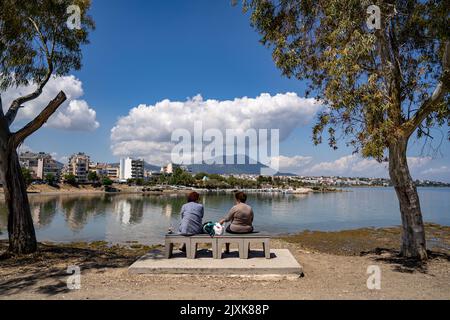 Zwei Frauen beobachten das ruhige Wasser einer der Buchten in Chalkida, Griechenland. Stockfoto