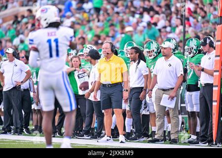 DENTON, TX - 3.. September: .UNT steht für Green Phil Bennett DC am Rande eines Spiels zwischen North Texas Mean Green vs SMU Mustangs im Apogee Stadium in Denton am 3.. September 2022 in Denton, Texas. CSM/Manny Flores Stockfoto