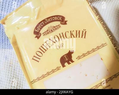 Käse Brest-Litowsk „Poschekhonsky“. Stockfoto