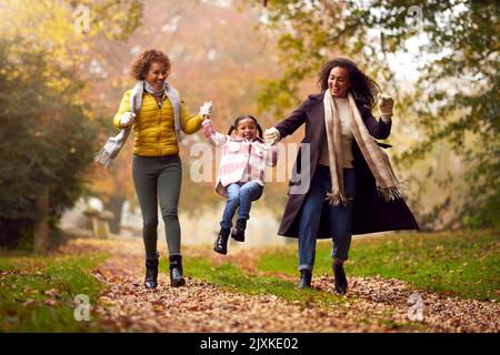 Mehrjährige Weibliche Familie Schwing Enkelin Auf Spaziergang Durch Die Landschaft Des Herbstes Zusammen Stockfoto