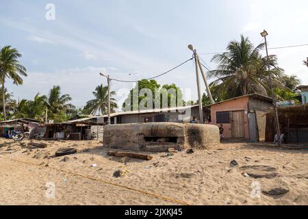 Alter Bunker am Trincomalee Beach, Sri Lanka Stockfoto