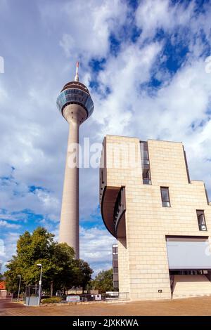 Fernsehturm Rheinturm neben dem landtag Nordrhein-Westfalen in Düsseldorf Stockfoto