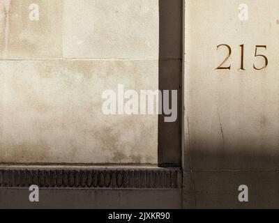 Eine Nahaufnahme von 215, die in ein Sandsteingebäude geschnitzt wurde Stockfoto