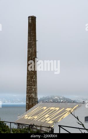 Ein alter Schornstein im Bundesgefalter an einem düsteren Tag Stockfoto