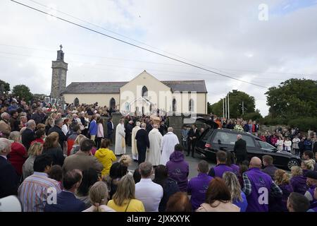 Der Sarg von Jack de Bromhead verlässt nach seinem Trauergottesdienst die Geburtskirche der seligen Jungfrau Maria, Butlerstown. Der 13-jährige Jack, dessen Vater Cheltenham Gold Cup und der Grand National-Gewinner Henry de Bromhead ist, starb am Samstag nach einem Sturz eines Ponys beim Glenbeigh Festival in Co Kerry im Südwesten des Landes. Bilddatum: Mittwoch, 7. September 2022. Stockfoto