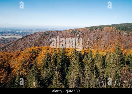 Blick auf das Isergebirge im Herbst. Erste Person Blick auf die Berglandschaft im Herbst. Stockfoto