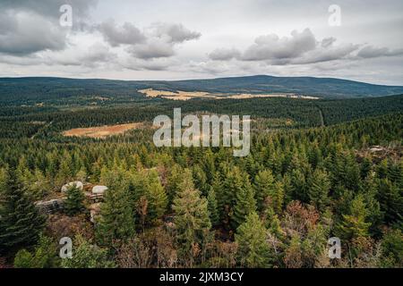 Blick auf das Isergebirge im Herbst. Erste Person Blick auf die Berglandschaft im Herbst. Stockfoto