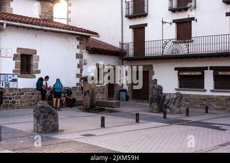 Zubiri, Spanien - Juli, 30: Wanderer vor dem Pilgrim Hostel sind am frühen Morgen bereit, die nächste Route entlang des Jakobswegs zu beginnen Stockfoto