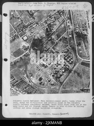 Columbia Aquila Refinery-Dieses Aufklärungsfoto, das nach der Razzia aufgenommen wurde, zeigt die Destillations- und Rissanlage in der Columbia Aquila Raffinerie, die vollständig zerschlagen wurde. Aus einem der vielen ausgebrannten Öllagertanks steigt immer noch Rauch auf. Schaden ist auch Stockfoto