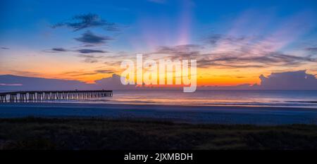 Sonnenaufgang über dem Atlantik und dem Jacksonville Baech Pier in Jacksonville Beach, Florida, USA Stockfoto