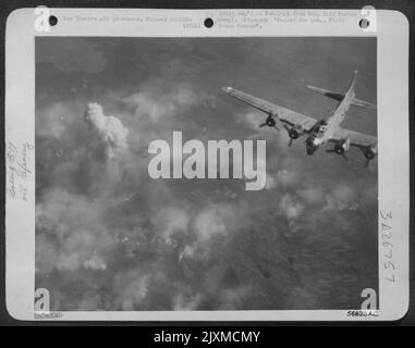 Eine Boeing B-17 der 15. AF, die Öl in Oswiecis, Polen, einschlagen, eine der großen synthetischen Ölfabriken, die von den Nazis in dem vergeblichen Traum gebaut wurden, dass sie vor Luftangriffen sicher sein würden. Oswiecim hatte auch eine Gummifabrik. Stockfoto