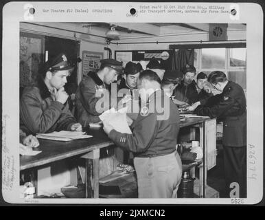 DER LUFTTRANSPORT-BEFEHL BESCHLEUNIGT DIE ACHTE US-AMERIKANISCHE LUFTWAFFE AUF DEM WEG. Die Achte US-Luftwaffe ist auf Flugstrecken des Air Transport Command und mit Hilfe von Air Transport Command-Einrichtungen auf dem Weg nach Japanesean über die Vereinigten Staaten. Dieses Bild, aufgenommen Stockfoto