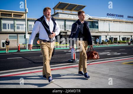 Gents Cheftrainer Hein Vanhaezebrouck und Gents Arzt Jens De Decker im Bild beim Abflug des belgischen Fußballteams KAA Gent am Flughafen Oostende, auf dem Weg nach Norwegen, Mittwoch, 07. September 2022,für das morgige Spiel gegen den Norweger Molde SK am Eröffnungstag der UEFA Europa League Gruppenphase. BELGA FOTO JASPER JACOBS Stockfoto