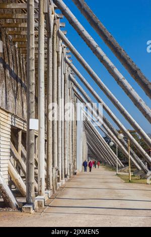 Holzbalken zur Unterstützung des Salzgraduierungshauses in Bad Salzelmen, Deutschland Stockfoto