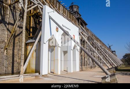 Eingangstor der historischen Salzgraduiertenfabrik in Bad Salzelmen, Deutschland Stockfoto