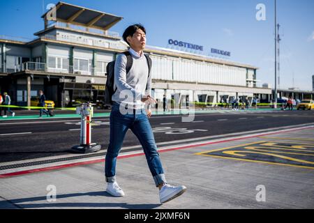 Gent's Hyunseok Hong im Bild beim Abflug des belgischen Fußballteams KAA Gent am Flughafen Oostende, auf dem Weg nach Norwegen, am Mittwoch, den 07. September 2022, zum morgigen Spiel gegen den Norweger Molde SK am Eröffnungstag der UEFA Europa League Gruppenphase. BELGA FOTO JASPER JACOBS Stockfoto