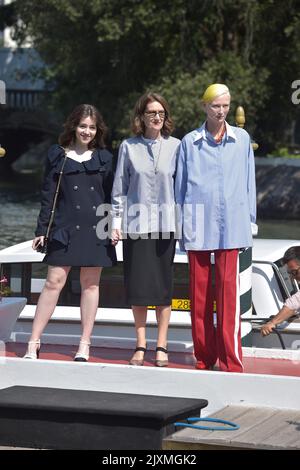 Venedig, Italien. 06. September 2022. VENEDIG, ITALIEN - 06. SEPTEMBER: Carly-Sophia Davies, Regisseurin Joanna Hogg und Tilda Swinton werden während des Internationalen Filmfestivals 79. in Venedig am 06. September 2022 zu sehen sein. Kredit: dpa/Alamy Live Nachrichten Stockfoto