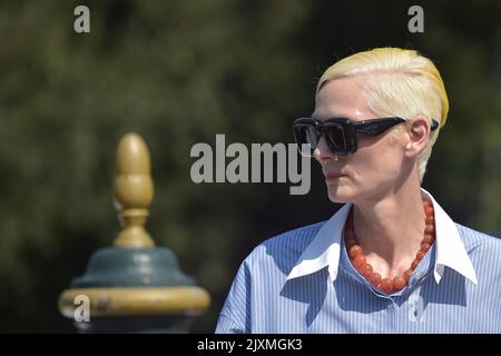 Venedig, Italien. 06. September 2022. VENEDIG, ITALIEN - 06. SEPTEMBER: Tilda Swinton wird während der Internationalen Filmfestspiele Venedig 79. am 06. September 2022 in Venedig, Italien, zu sehen sein. Kredit: dpa/Alamy Live Nachrichten Stockfoto