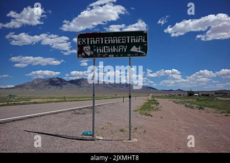 Schilder kündigen den Extraterrestrial Highway NV-375 in Rachel, Nevada, an. Stockfoto