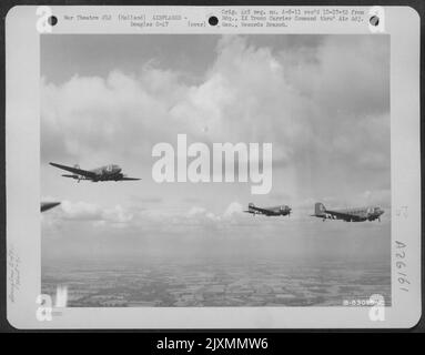 Über den Niederlanden -- 9. Truppentransporter Command'S Douglas C-47S beladen mit Fallschirmjägern Kopf für Drop Zone während der Invasion von Holland. 17 September 1944. Stockfoto