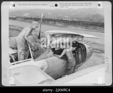 Die 1. Fighter Group, ein Waffler der 94. Fighter Squadron, überprüft vor einer Mission die Geschütze einer Lockheed P-38. Korsika. Stockfoto