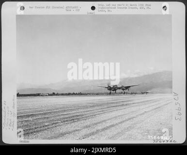 Eine Lockheed P-38 der 94. Fighter Squadron, 1. Fighter Group nimmt eine Mission von Korsika auf. Stockfoto