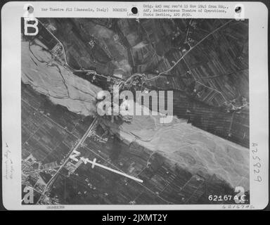 Bomben, die von der nordamerikanischen B-25 Mitchells der 12. Air Force abgeworfen wurden, explodieren auf der Railroad Bridge in der Nähe von Sassuolo, Italien. Stockfoto