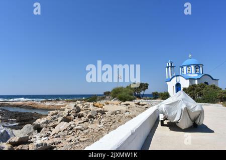 Griechische orthodoxe Kirche Analipsi in Gialiskari auf der Insel Ikaria, griechische Inseln, Griechenland, Ikaria, Ägäis, Mittelmeer. Blau-weiße Kirche. Stockfoto