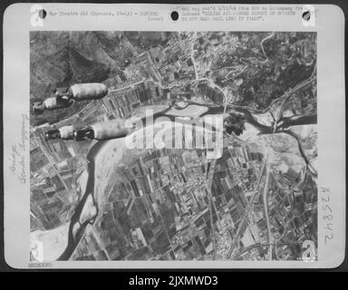 Der Luftfahrplan „Operation Strangle“ arbeitet seit dem 18. Februar 1944 daran, alle Transportmittel für die Hunnen an der Front von Anzio und Cassino abzuwürgen. Eine nach unten, eine nach unten - die Eisenbahnbrücke am Magra River Crossing. 8 Meilen östlich von Spezzia ON Stockfoto