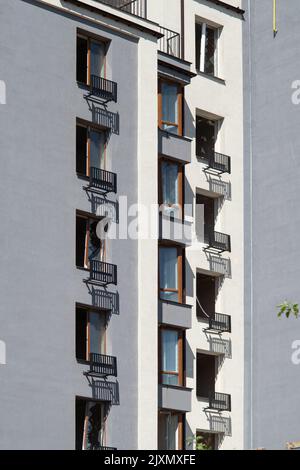 Zerbrochene Fenster des zivilen Wohngebäudes nach der Explosion der russischen Rakete während des russischen Krieges gegen die Ukraine. Kaputte Glasfenster, kaputtes Fenster Stockfoto