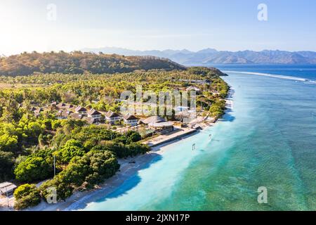 Tropisches Meer mit türkisfarbenem Wasser und Bäumen. Gili Trawangan, Indonesien Stockfoto
