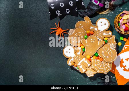 Halloween Party Einladung mit Süßigkeiten, Lebkuchen, Süßigkeiten und Dekoration für die Party. Vorbereitung für Halloween-Party Hintergrund Draufsicht Kopie Stockfoto