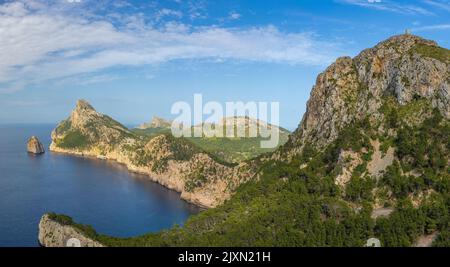 Ein Panoramablick vom Aussichtspunkt Mirador Es Colomer am Cap de Formentor, Mallorca, Spanien. Stockfoto