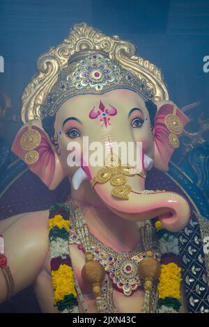Ein schönes Idol von Lord Ganesha, das an einem mandal in Mumbai für das verheißungsvolle indische Festival von Ganesh Chaturth angebetet wird Stockfoto