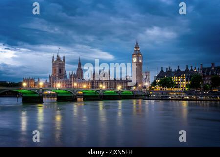 Blick auf den Westminster Palast und die Brücke über die Themse mit dem beleuchteten Big Ben bei Nacht in London, Großbritannien Stockfoto