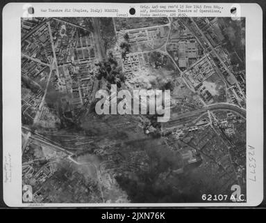 Bomben, die von der nordamerikanischen B-25 Mitchells der 12. Air Force abgeworfen wurden, platzten auf Bahnhöfen in Neapel, Italien. 17. Juli 1943. Stockfoto