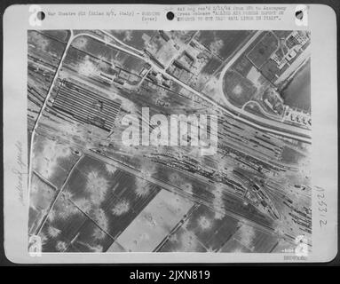 Seit dem 18. Februar 1944 arbeitet der Luftfahrplan „Operation, Erdrosselung“ daran, alle Transportmittel für die Hunnen an der Front von Anzio und Cassino abzuwürgen. Der Schaden an den Mailänder Rangierbahnhöfen ist das Ergebnis des Doppelstempels von Wellingtons AT Stockfoto