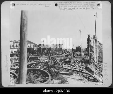 Seit dem 18. Februar 1944 arbeitet der Luftfahrplan „Operation, Erdrosselung“ daran, alle Transportmittel für die Hunnen an der Front von Anzio und Cassino abzuwürgen. Züge können durch die verwüsten Werften in Foggia fahren, aber die Werften können immer noch nicht benutzt werden Stockfoto