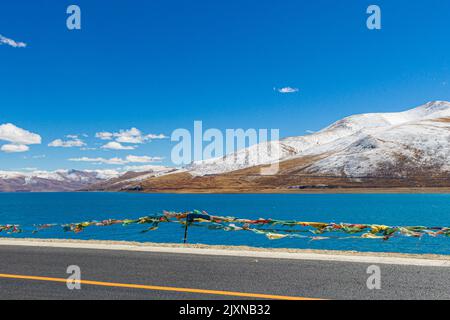 Der Yangzhuo Yongcuo See, auch bekannt als schlanker Westsee, liegt in der Nähe von Lhasa, Tibet, China - Aufnahme auf dem Tibetischen Freundschaftsautobahn. Stockfoto