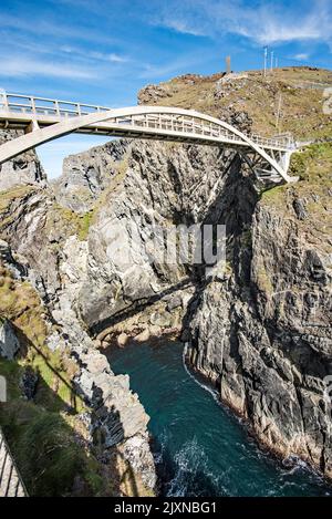 Mizen Head Signalstation und Besucherzentrum in der Nähe von Goleen und so weit südwestlich, wie man in Irland gehen kann -- Grafschaft Cork. Wild Atlantic Way Spectacular . Stockfoto