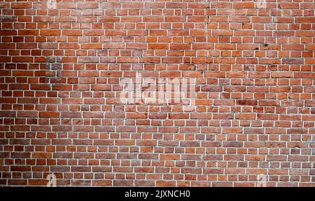 Urbaner Hintergrund, lange Mauer durch alten roten Backstein in London als Textur oder Hintergrund Stockfoto