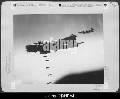 Bombs Away -- Boeing B-17 'Flying Fortresses' arbeitete mit den Medien im Rahmen des Luftplans namens 'Operation Strangle' zusammen, der alle deutschen Versorgungsstrecken durch Mittelitalien abschüren sollte. Stockfoto