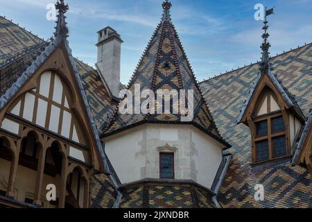 Die verzierten Dächer des Hospice de Beaune im französischen Burgund Stockfoto