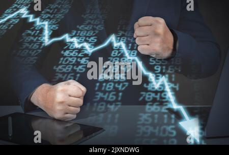 Ein stressiger Geschäftsmann, der die abfallende Grafik betrachtet. Börsenverlust Trading Graph Analyse Investmentindikator Business Graph Diagramme der Fina Stockfoto