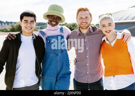 Portrait Gruppe von multiethnischen jungen Freunden im Freien Stockfoto