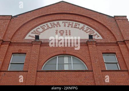 Crewe Lyceum Theater, 1911 eröffnet, mit Sonntagmorgen Marktständen im Freien, Heath Street, Crewe, Cheshire, England, UK, CW1 2DA Stockfoto