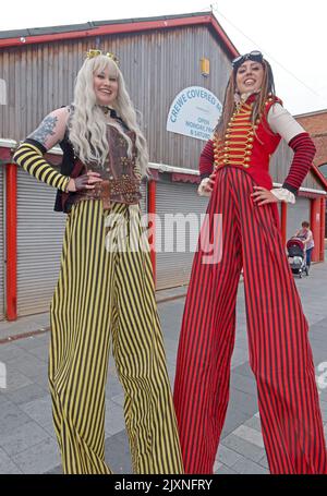 Zwei große Stiltwalker im Crewe Covered Market Stockfoto