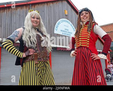 Stilt Walkers auf dem Crewe Market Stockfoto